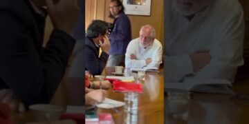 Reunión con el ministro de Vivienda, Carlos Montes, para avances en vivienda social en Recoleta🏘️.