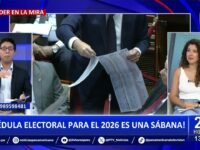 Foto del día: Piero Corvetto muestra en el Congreso enorme cédula electoral para elecciones 2026