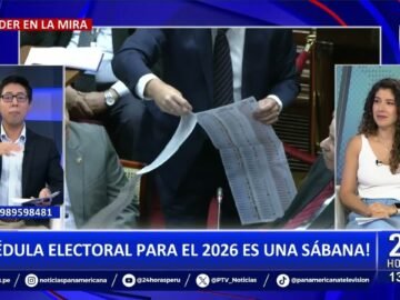 Foto del día: Piero Corvetto muestra en el Congreso enorme cédula electoral para elecciones 2026