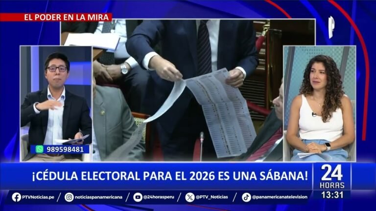 Foto del día: Piero Corvetto muestra en el Congreso enorme cédula electoral para elecciones 2026